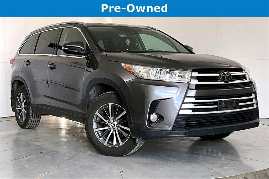 Used 2017 Toyota Highlander XLE with VIN 5TDJZRFH1HS460563 for sale in Kansas City